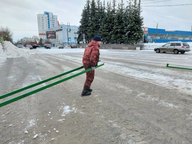 Возведение снежного городка на площади Сахарова