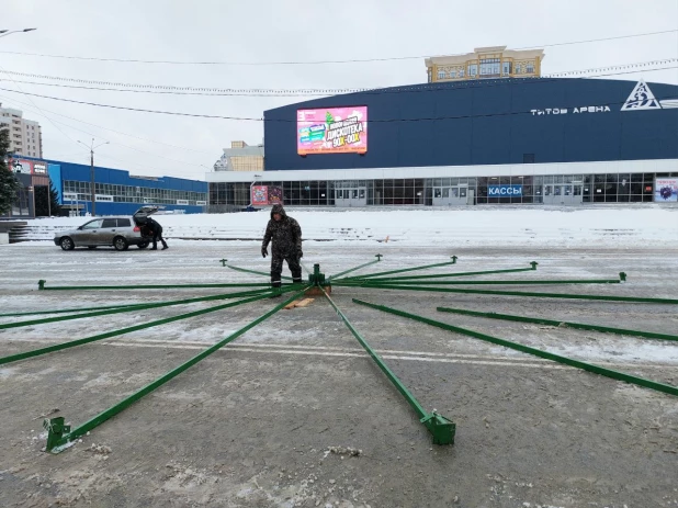 Возведение снежного городка на площади Сахарова