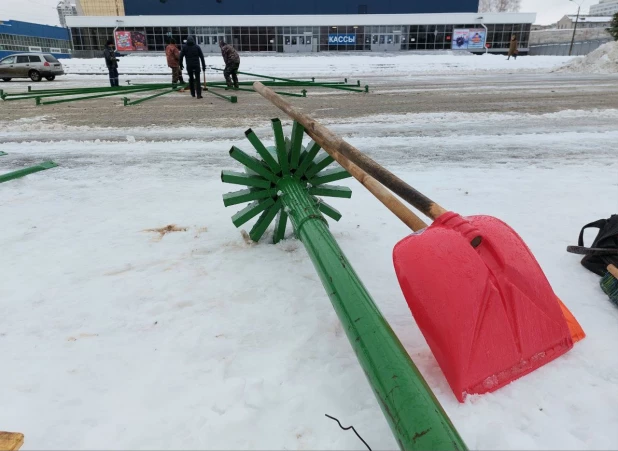 Возведение снежного городка на площади Сахарова