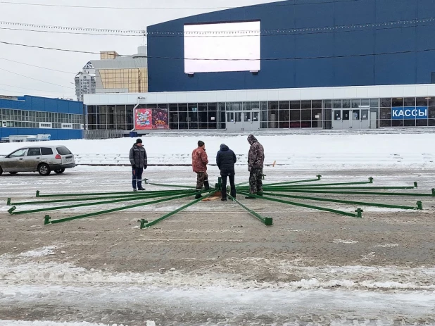 Возведение снежного городка на площади Сахарова