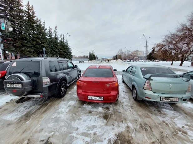 Возведение снежного городка на площади Сахарова