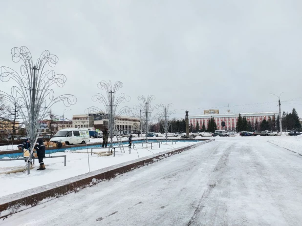 Возведение снежного городка на площади Сахарова.