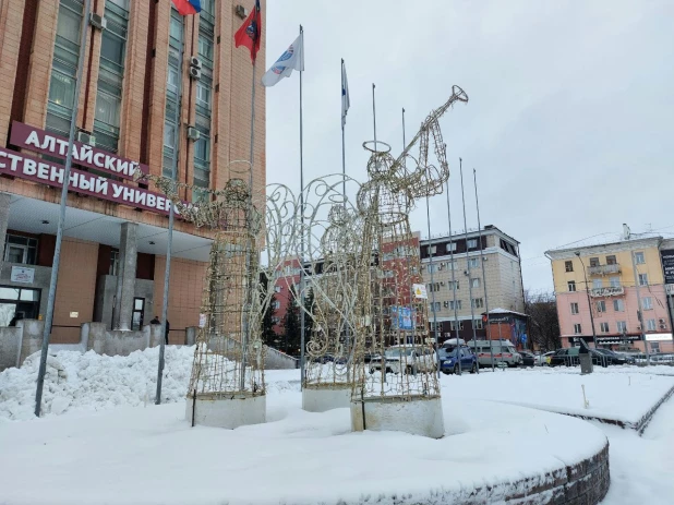 Возведение снежного городка на площади Сахарова.