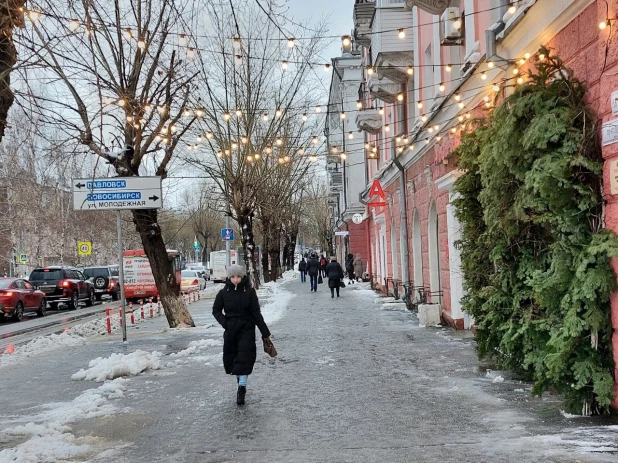 Возведение снежного городка на площади Сахарова.