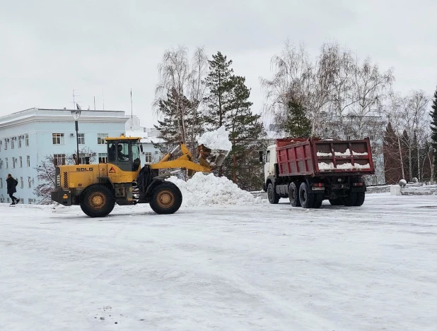 Возведение снежного городка на площади Сахарова.