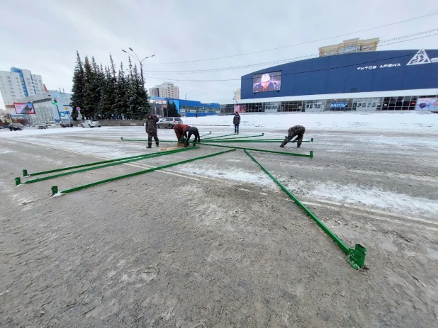 Возведение снежного городка на площади Сахарова.