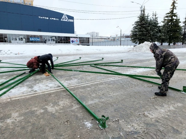 Возведение снежного городка на площади Сахарова.