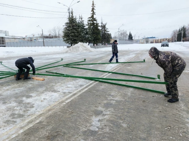 Возведение снежного городка на площади Сахарова.