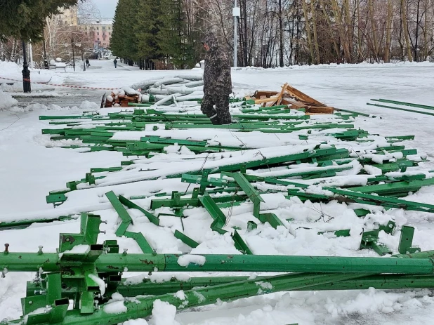 Возведение снежного городка на площади Сахарова.