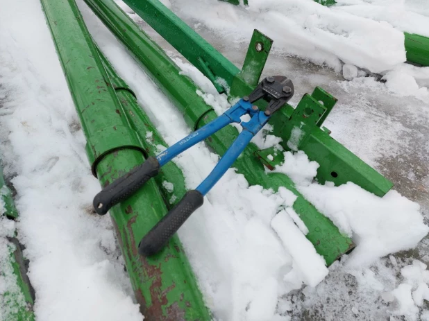 Возведение снежного городка на площади Сахарова.