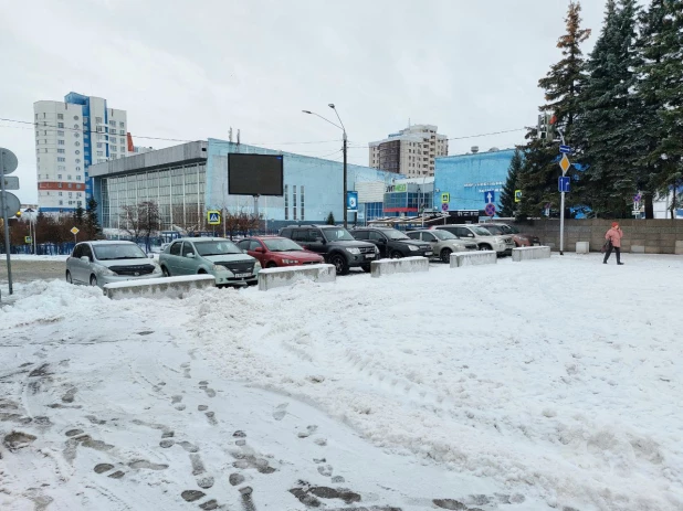 Возведение снежного городка на площади Сахарова.