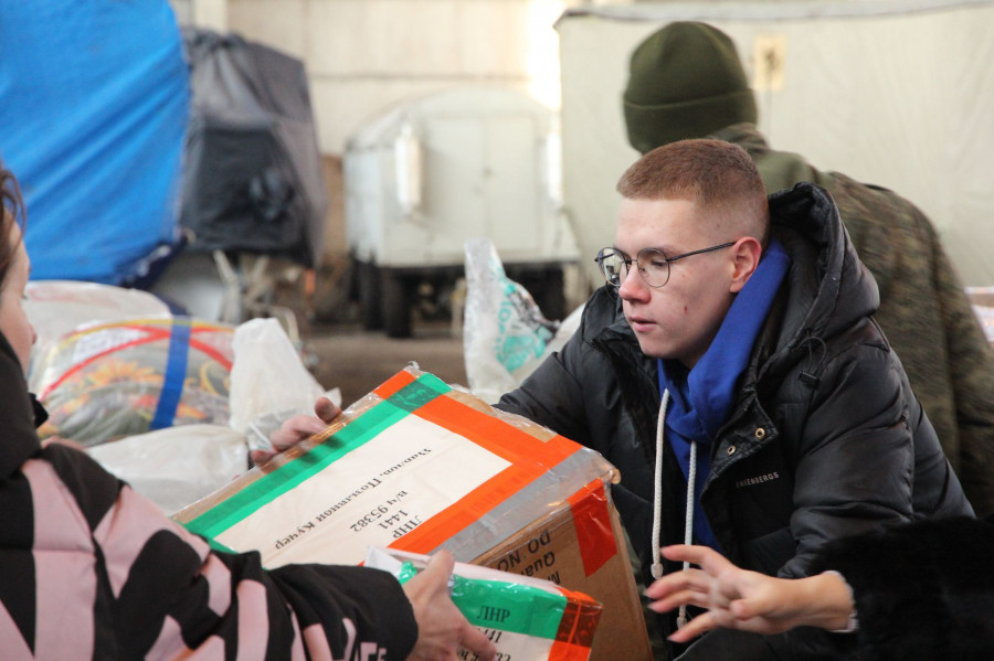 Помощь в погрузке оказали курсанты военной кафедры АлтГТУ, а также «Молодая гвардия Единой России».