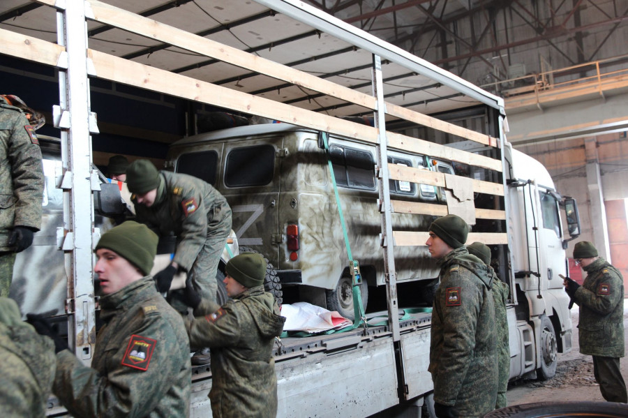 Помощь в погрузке оказали курсанты военной кафедры АлтГТУ, а также «Молодая гвардия Единой России».