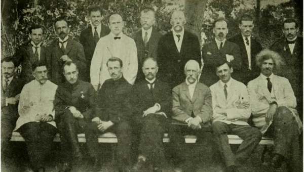 В. В. Сапожников (1 ряд, 3-й справа), министр народного просвещения во Временном Сибирском правительстве П. В. Вологодского, лето 1918 года.