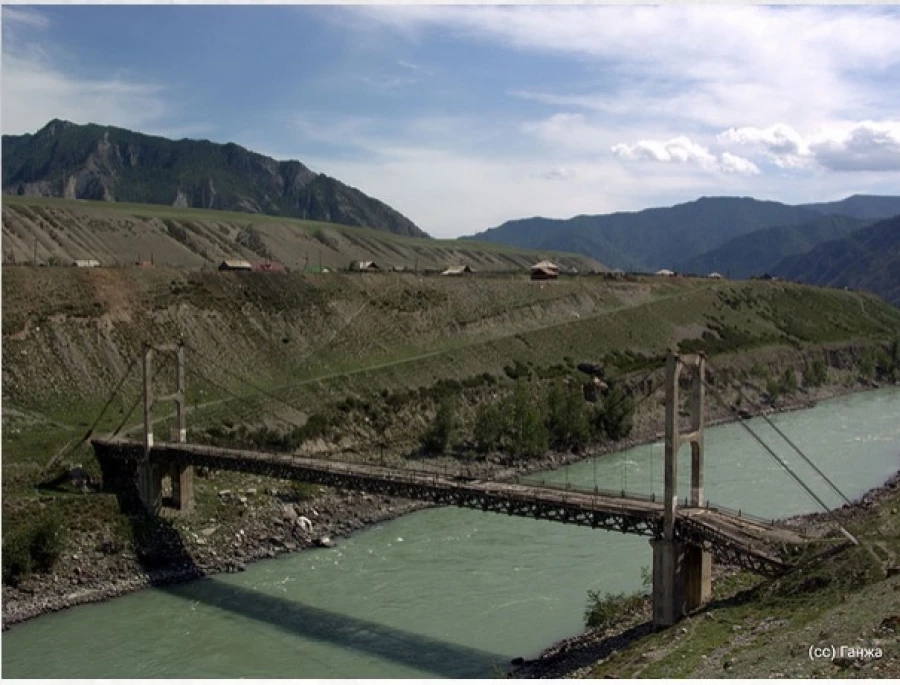 В 1936 году через Катунь в районе села Иня построили первый в мире двухкабельный висячий мост. 