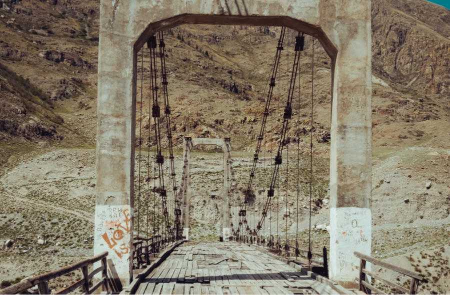 В 1936 году через Катунь в районе села Иня построили первый в мире двухкабельный висячий мост. 