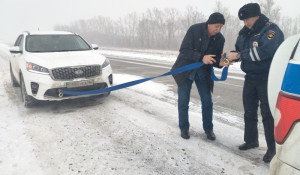 Сотрудники ГИБДД помогают пострадавшим от мороза водителям