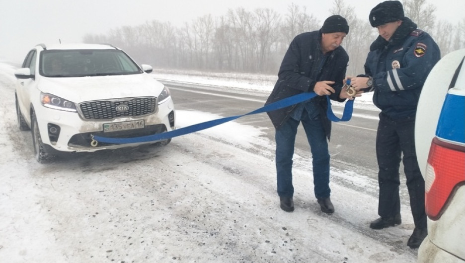 Сотрудники ГИБДД помогают пострадавшим от мороза водителям