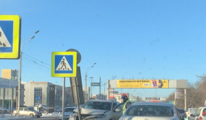 В Барнауле автомобилист влетел в дорожный знак. 