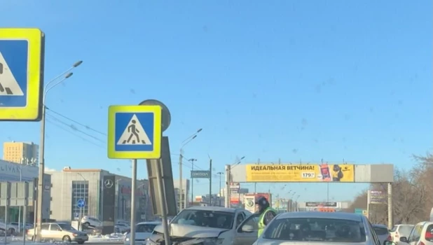 В Барнауле автомобилист влетел в дорожный знак. 