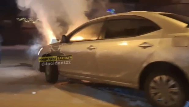 В Барнауле посреди дороги загорелся автомобиль.