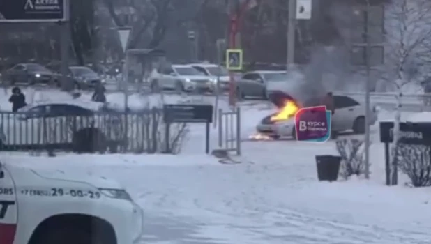 Автомобиль загорелся на Павловском тракте