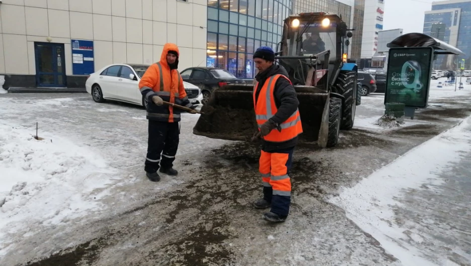После ночной ледяной атаки в Барнауле посыпают дороги песком и убирают снег