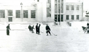 Игра в хоккей на катке стадиона Динамо. 1952 г.