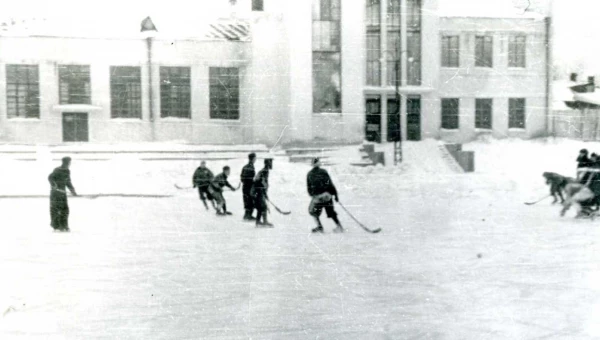 Игра в хоккей на катке стадиона Динамо. 1952 г.