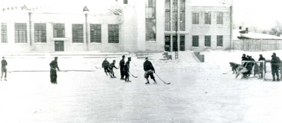 Игра в хоккей на катке стадиона Динамо. 1952 г.