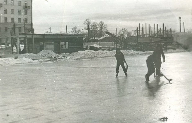 Каток "Локомотив" (Возле автовокзала).