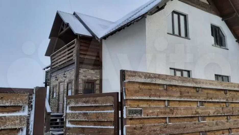 Гостевой дом с баней сдают в Алтайском крае от пяти тыс. рублей в сутки. 