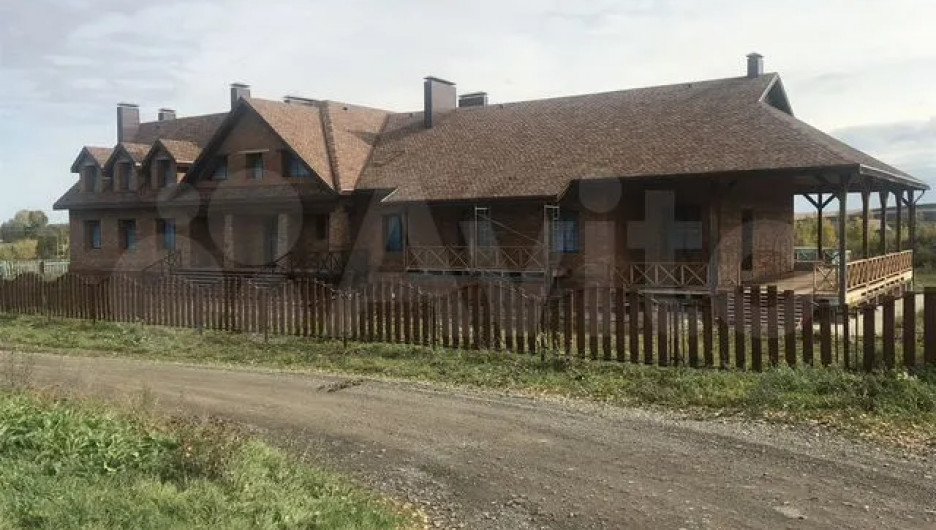В Алтайском крае продают огромный особняк за 39,7 млн рублей. 
