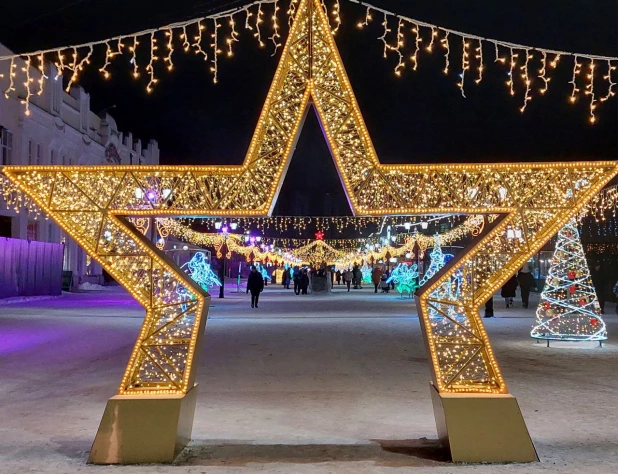 Новогодний городок на ул. Мало-Тобольская. 