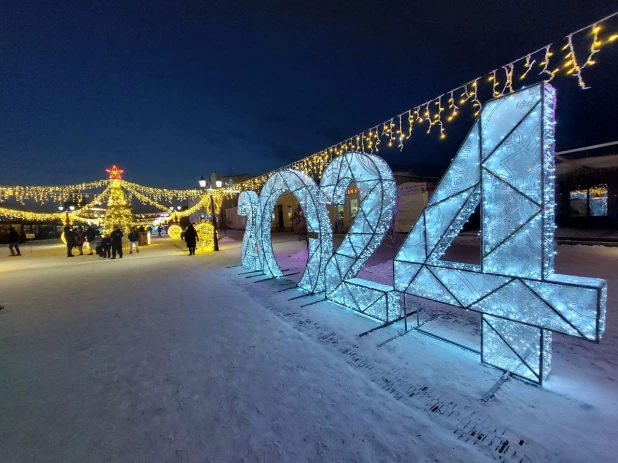 Новогодний городок на ул. Мало-Тобольская. 