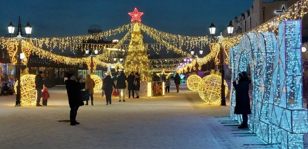 Новогодний городок на ул. Мало-Тобольская. 