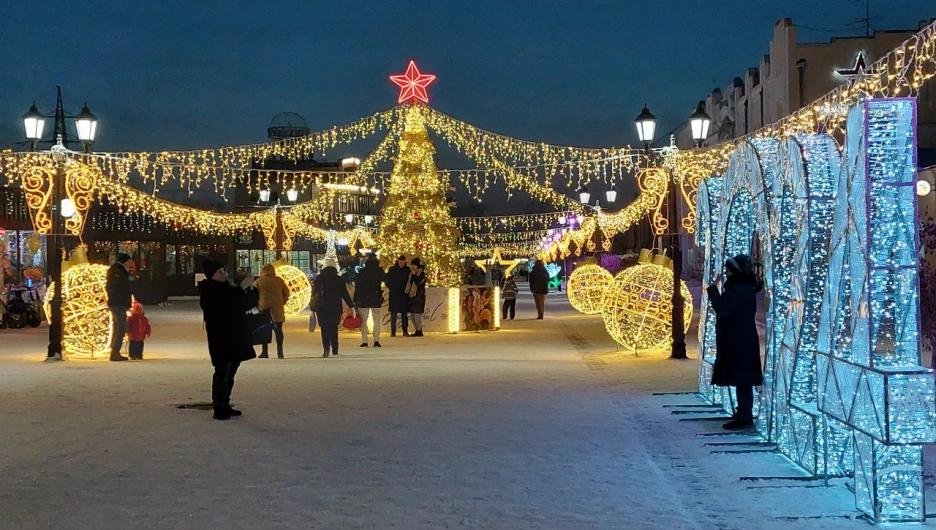 Новогодний городок на ул. Мало-Тобольская. 