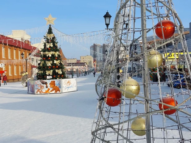 Новогодний городок на ул. Мало-Тобольская. 