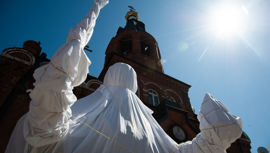 У Никольского храма в Барнауле установили памятник Николаю Чудотворцу, Несколько дней он простоял накрытым белым полотном.