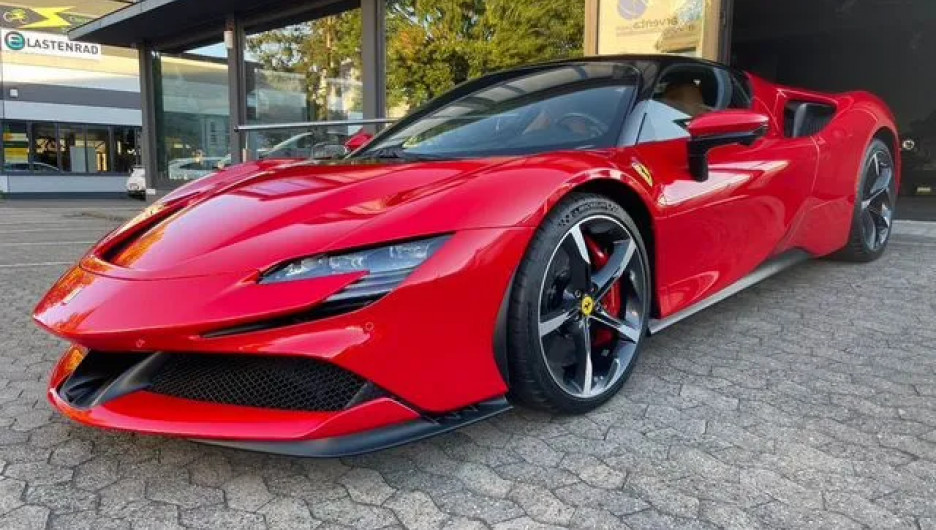 Свеженький Ferrari продают в Сибири за 61 млн рублей. 