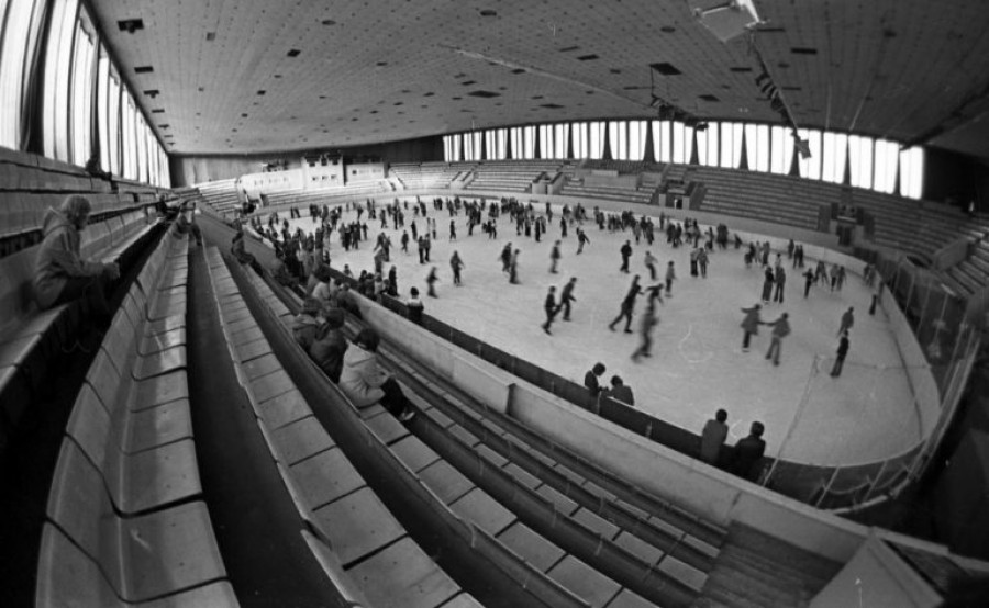 Посетители искусственного катка Дворца зрелищ и спорта. Фото В. Садчикова. 1983 г.