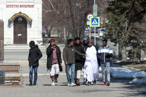 Иностранцы в центре Барнаула.