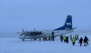 Пассажирский самолет сел на реку. 