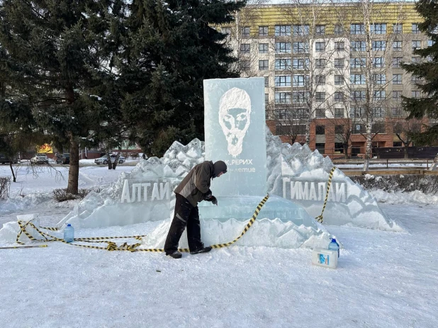 Ледовая скульптура с изображением Николая Рериха в Бийске