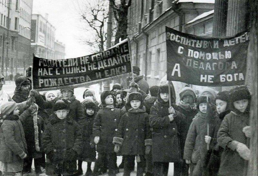 СССР, 1929 г. Учащиеся младших классов с антирелигиозными транспарантами: «Родители, не сбивайте нас с толку. Не делайте рождества и елку». 