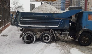 Барнаульские службы устраняют послесдствия праздничного снегопада