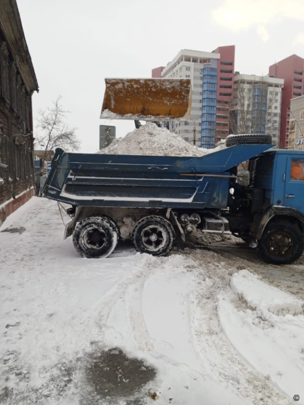 Барнаульские службы устраняют послесдствия праздничного снегопада