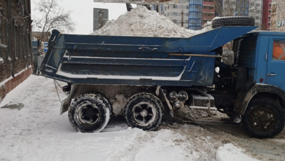 Барнаульские службы устраняют послесдствия праздничного снегопада