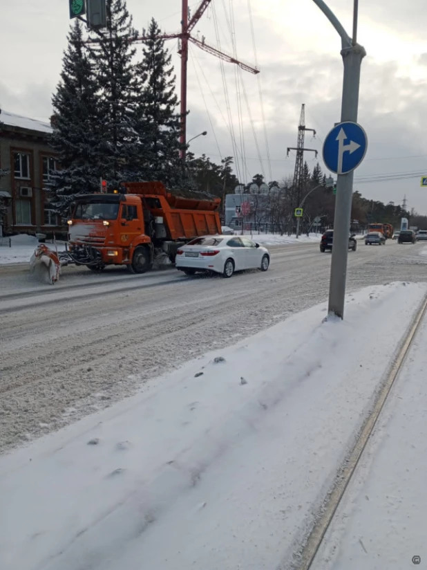 Барнаульские службы устраняют послесдствия праздничного снегопада