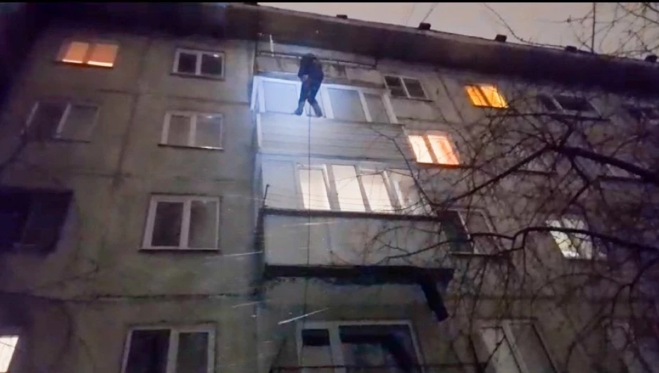 Спасатели вооружились веревками и слесарным инструментом, чтобы оказать медпомощь жительнице Барнаула
